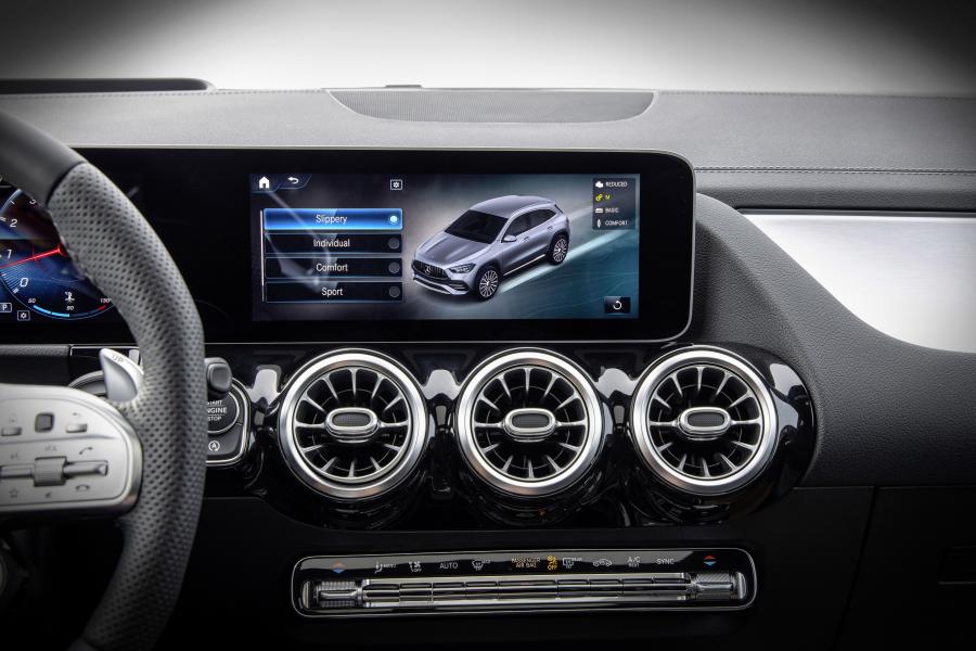 Панель приборов Mercedes-AMG GLA35 4Matic (H247) 2020 года  (WW) (фото 28 из 48)